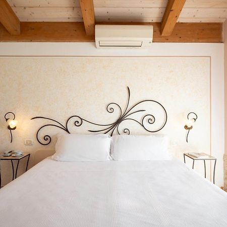 Lola Piccolo Hotel E Appartamenti マリーナ・ディ・グロッセート エクステリア 写真