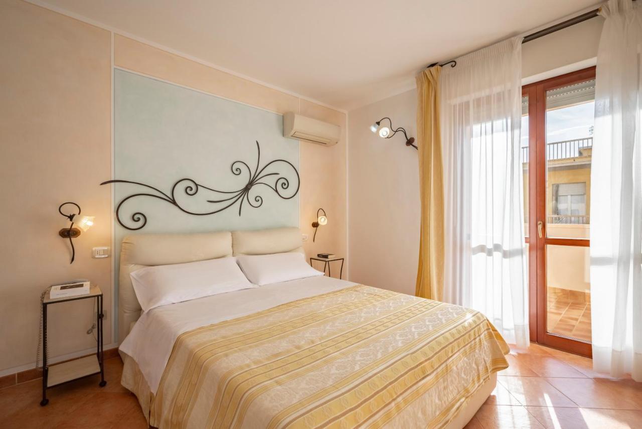 Lola Piccolo Hotel E Appartamenti マリーナ・ディ・グロッセート エクステリア 写真
