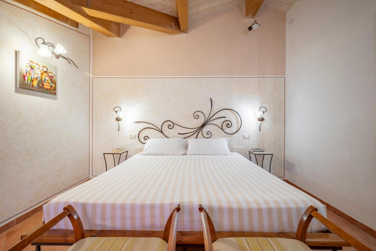 Lola Piccolo Hotel E Appartamenti マリーナ・ディ・グロッセート エクステリア 写真