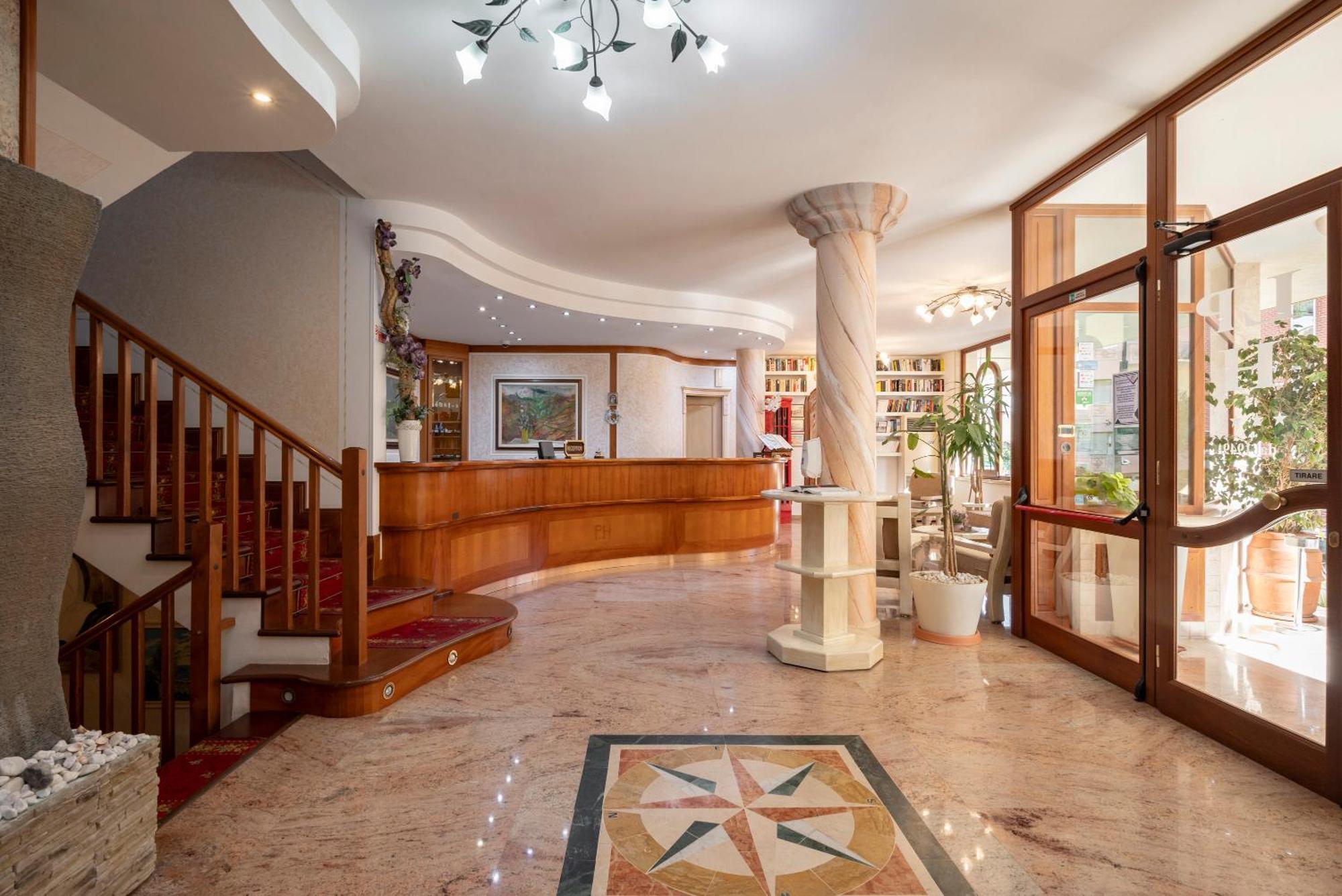 Lola Piccolo Hotel E Appartamenti マリーナ・ディ・グロッセート エクステリア 写真