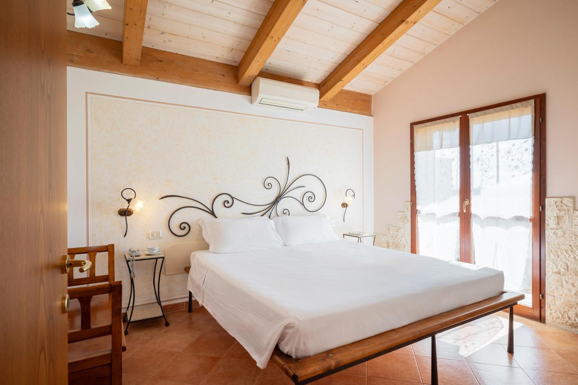 Lola Piccolo Hotel E Appartamenti マリーナ・ディ・グロッセート エクステリア 写真