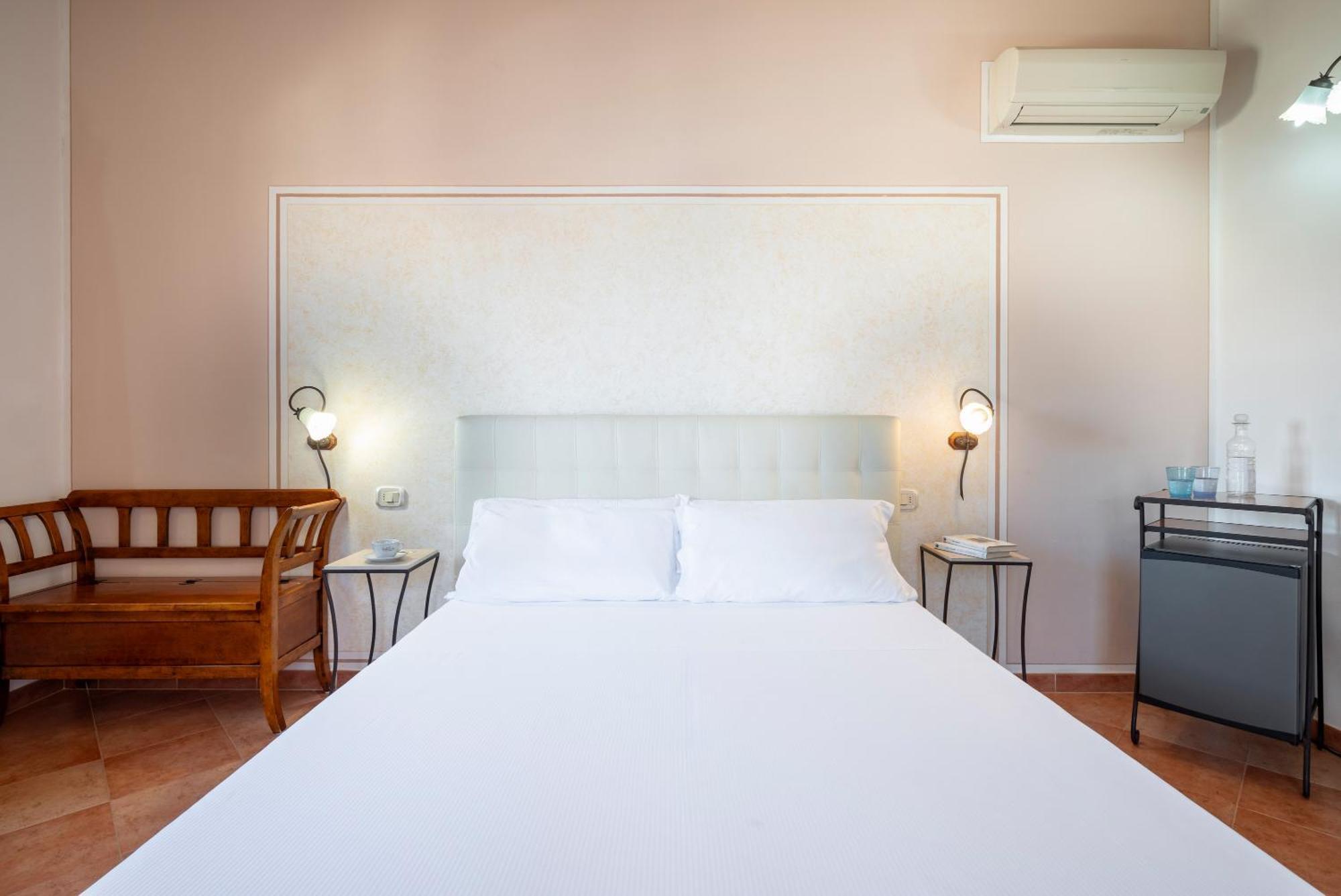 Lola Piccolo Hotel E Appartamenti マリーナ・ディ・グロッセート エクステリア 写真
