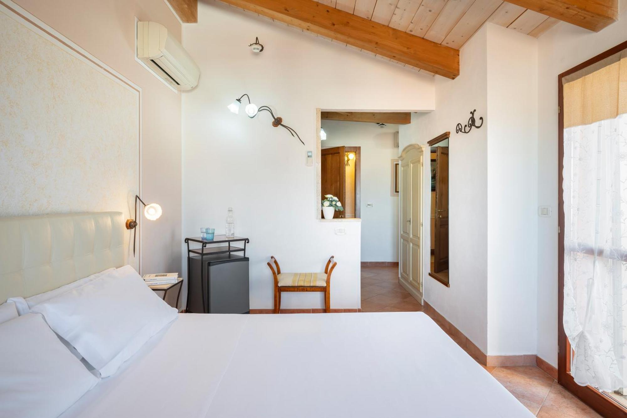 Lola Piccolo Hotel E Appartamenti マリーナ・ディ・グロッセート エクステリア 写真